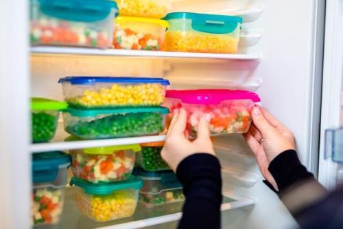 انواع غذا را چه مدت میتوان در یخچال و فریزر نگهداری کرد؟