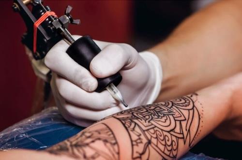 تتو و پرسینگ دروازه ورود اچ آی وی به بدن